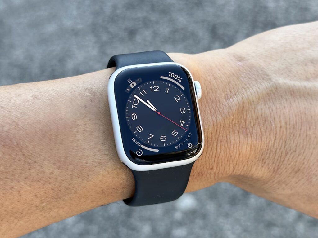 Apple Watch 8 レビュー！復活したシルバーアルミニウムケース | シキログ